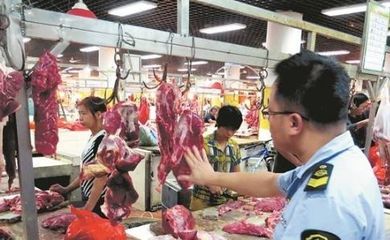 嚴(yán)厲打擊非法肉品銷售，筑牢全區(qū)農(nóng)貿(mào)市場(chǎng)安全防線